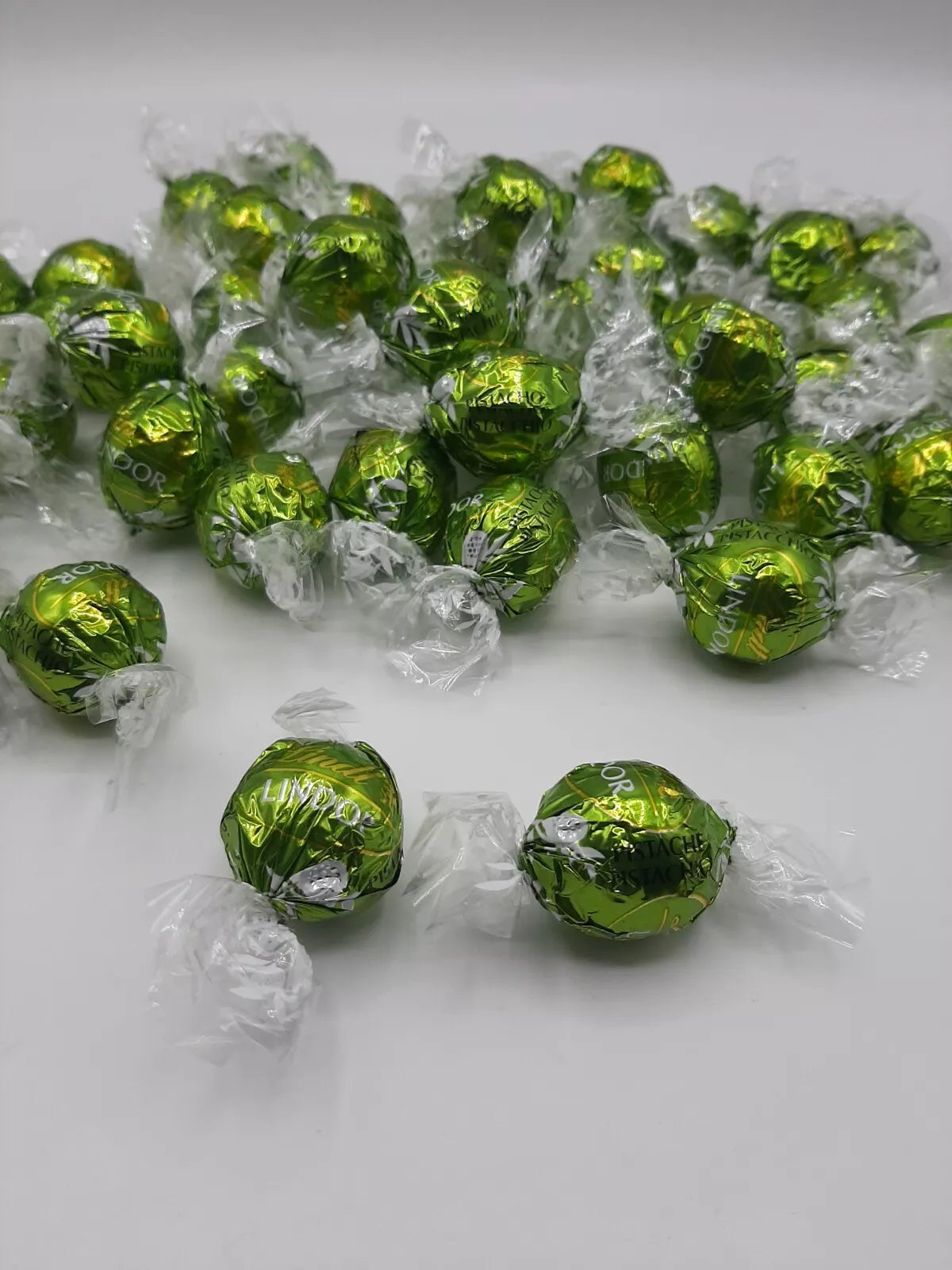 1000gr. Lindt Lindorkugeln Sorte Pistazie ( 1000gr./ 24,98€ )