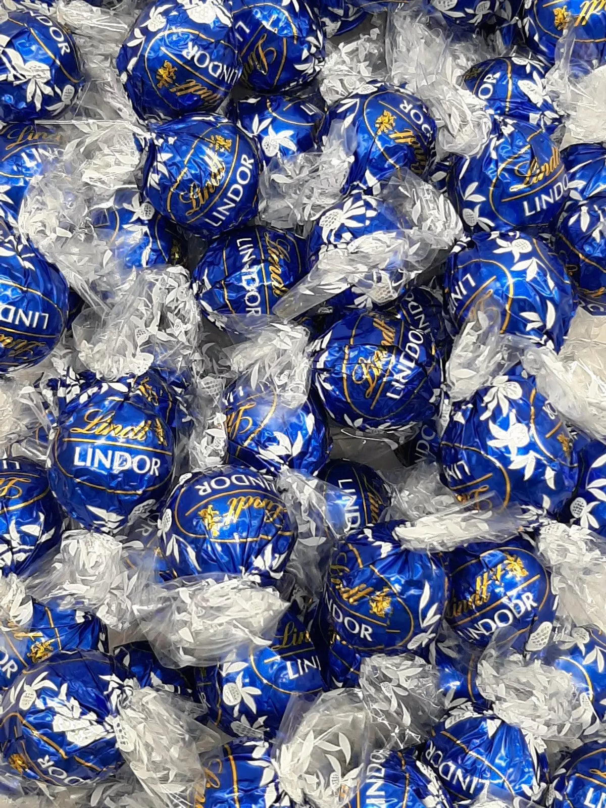 1000gr. Lindt Lindorkugeln Sorte feinherb 45% Kakao ( 1000gr./ 24,98€ )