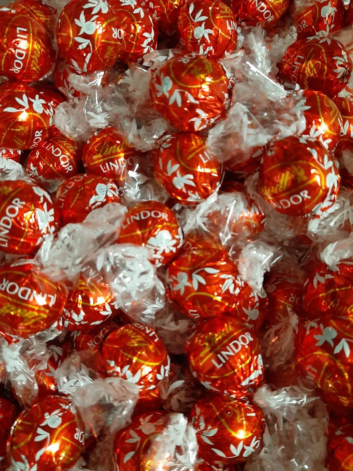 1000gr. Lindt Lindorkugeln Sorte Vollmilch rot ( 1000gr./ 24,98€ )